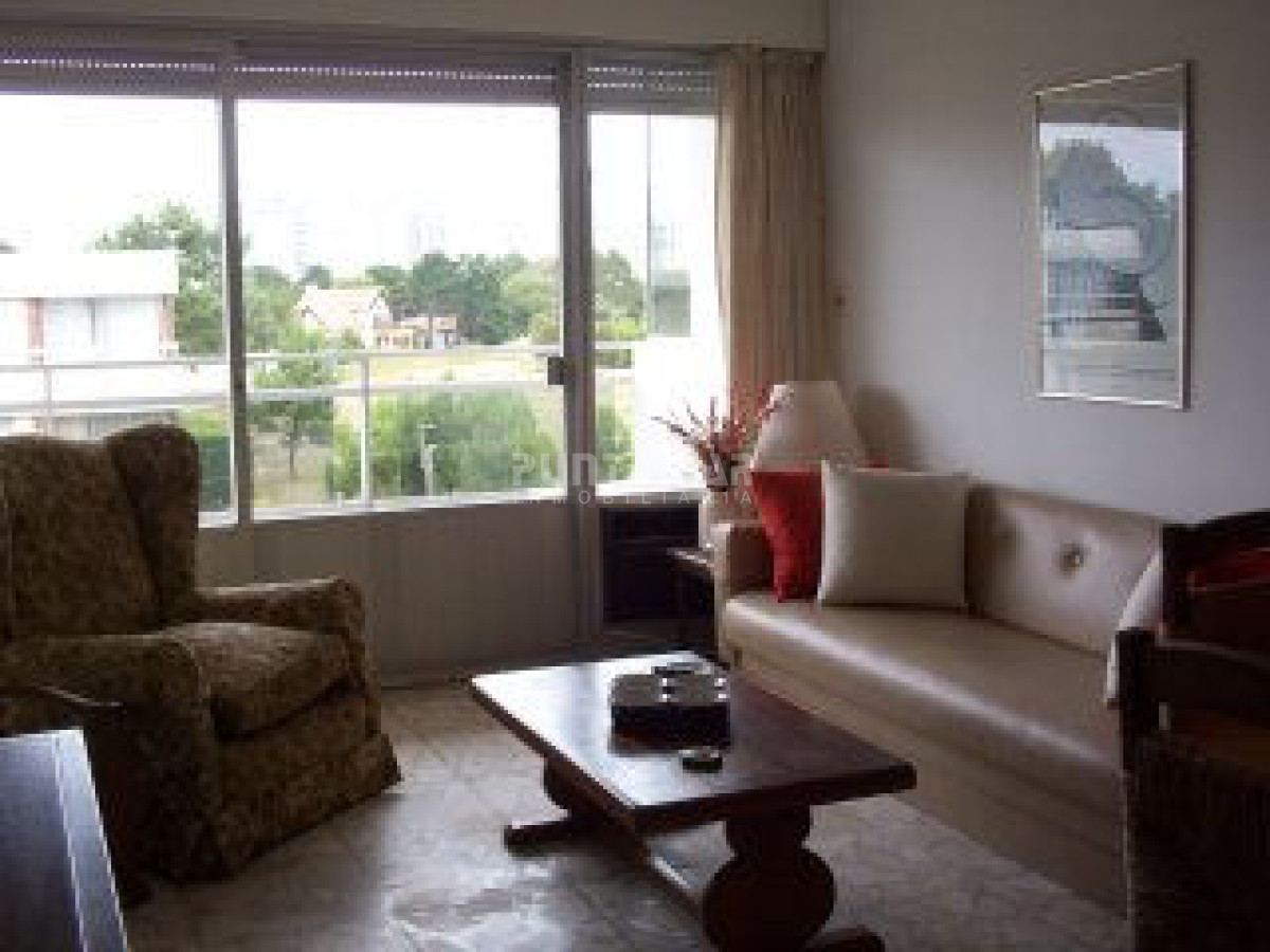Apartamento ID.3001 - APARTAMENTO EN ALQUILER , CERCA DE PLAYAS Y SHOPPING , DOS DORMITORIOS Y MEDIO , TERRAZA Y COCHERA.