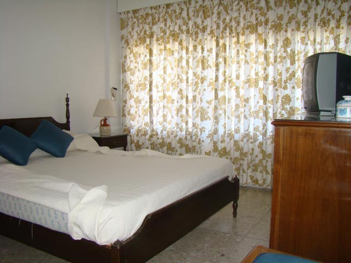 Apartamento ID.3001 - APARTAMENTO EN ALQUILER , CERCA DE PLAYAS Y SHOPPING , DOS DORMITORIOS Y MEDIO , TERRAZA Y COCHERA.