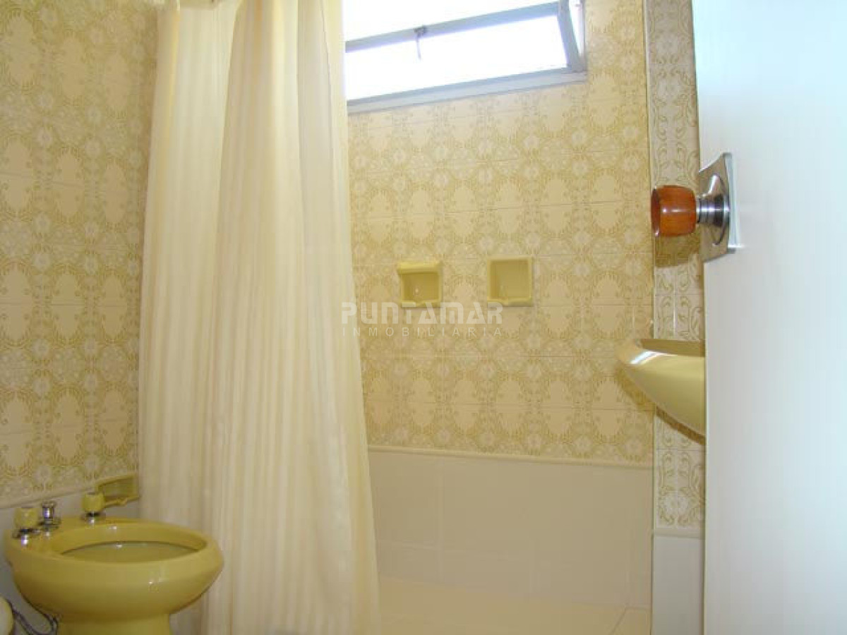Apartamento ID.3001 - APARTAMENTO EN ALQUILER , CERCA DE PLAYAS Y SHOPPING , DOS DORMITORIOS Y MEDIO , TERRAZA Y COCHERA.