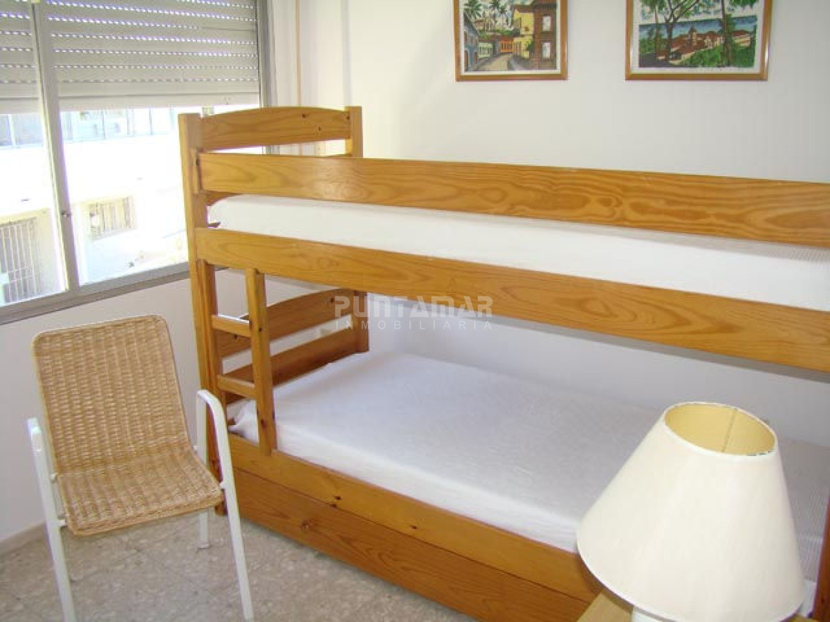 Apartamento ID.3001 - APARTAMENTO EN ALQUILER , CERCA DE PLAYAS Y SHOPPING , DOS DORMITORIOS Y MEDIO , TERRAZA Y COCHERA.