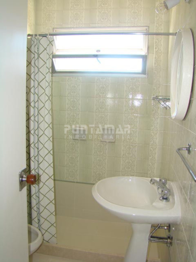 Apartamento ID.3001 - APARTAMENTO EN ALQUILER , CERCA DE PLAYAS Y SHOPPING , DOS DORMITORIOS Y MEDIO , TERRAZA Y COCHERA.