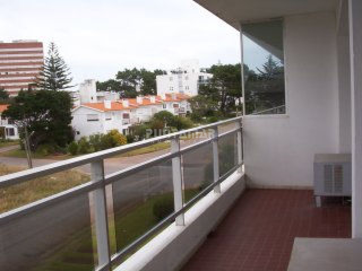 Apartamento ID.3001 - APARTAMENTO EN ALQUILER , CERCA DE PLAYAS Y SHOPPING , DOS DORMITORIOS Y MEDIO , TERRAZA Y COCHERA.