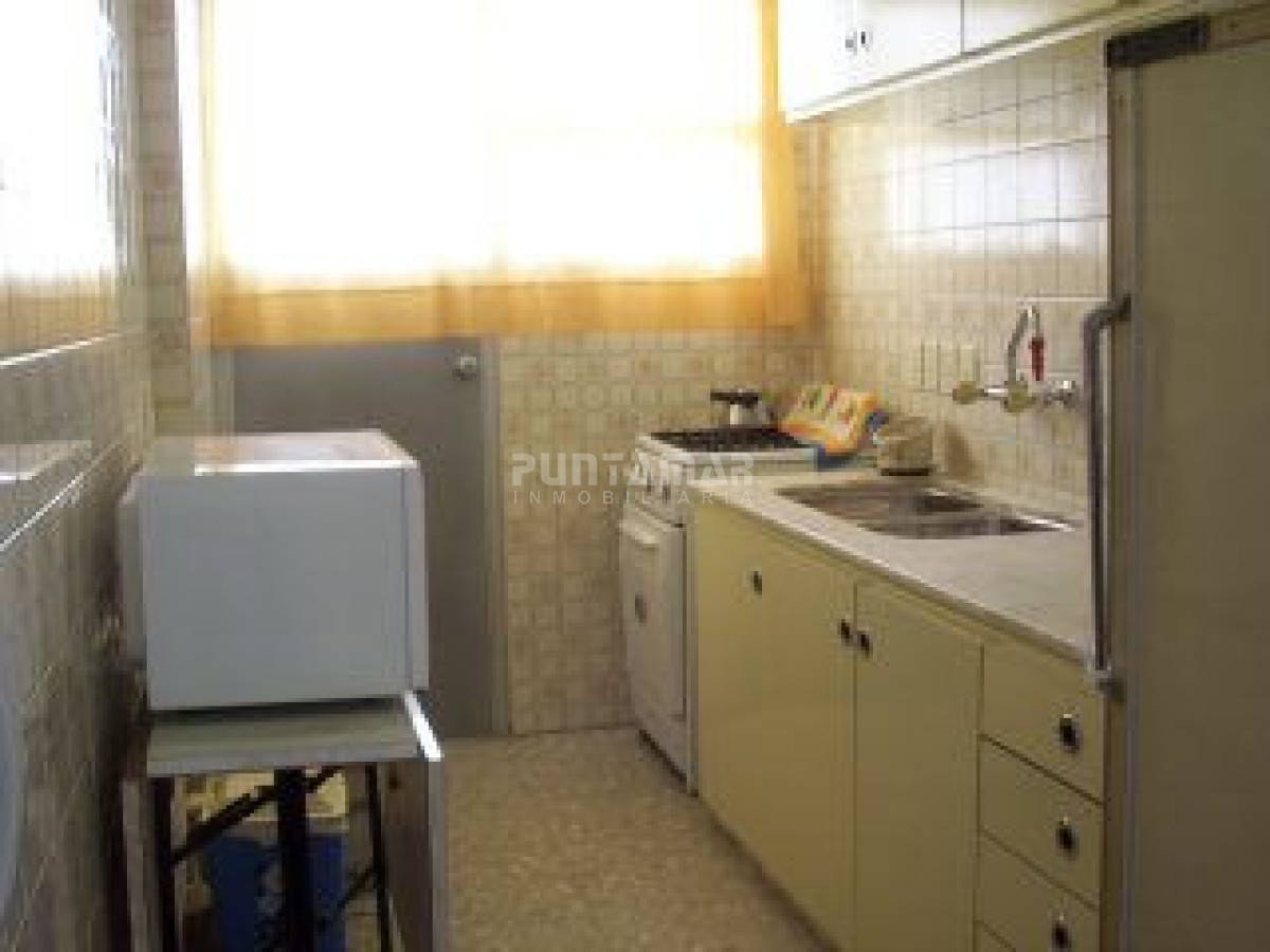 Apartamento ID.3001 - APARTAMENTO EN ALQUILER , CERCA DE PLAYAS Y SHOPPING , DOS DORMITORIOS Y MEDIO , TERRAZA Y COCHERA.