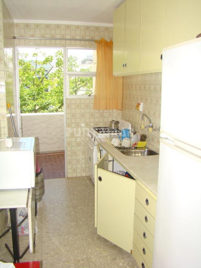 Apartamento ID.3001 - APARTAMENTO EN ALQUILER , CERCA DE PLAYAS Y SHOPPING , DOS DORMITORIOS Y MEDIO , TERRAZA Y COCHERA.
