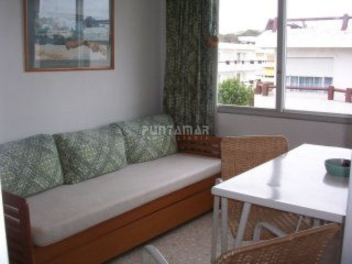 Apartamento ID.3001 - APARTAMENTO EN ALQUILER , CERCA DE PLAYAS Y SHOPPING , DOS DORMITORIOS Y MEDIO , TERRAZA Y COCHERA.