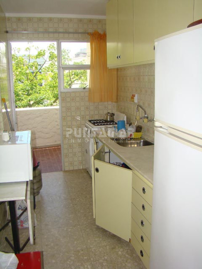 Apartamento ID.3001 - APARTAMENTO EN ALQUILER , CERCA DE PLAYAS Y SHOPPING , DOS DORMITORIOS Y MEDIO , TERRAZA Y COCHERA.