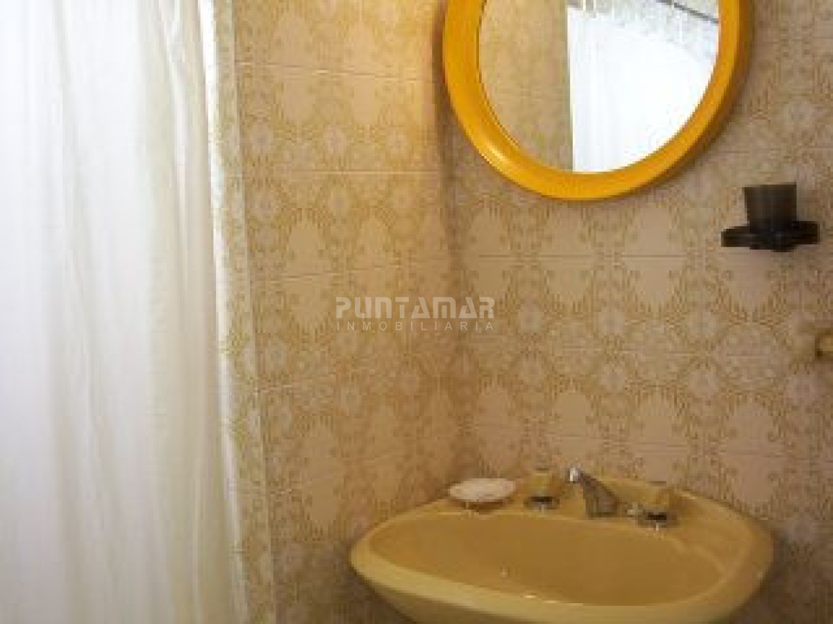 Apartamento ID.3001 - APARTAMENTO EN ALQUILER , CERCA DE PLAYAS Y SHOPPING , DOS DORMITORIOS Y MEDIO , TERRAZA Y COCHERA.
