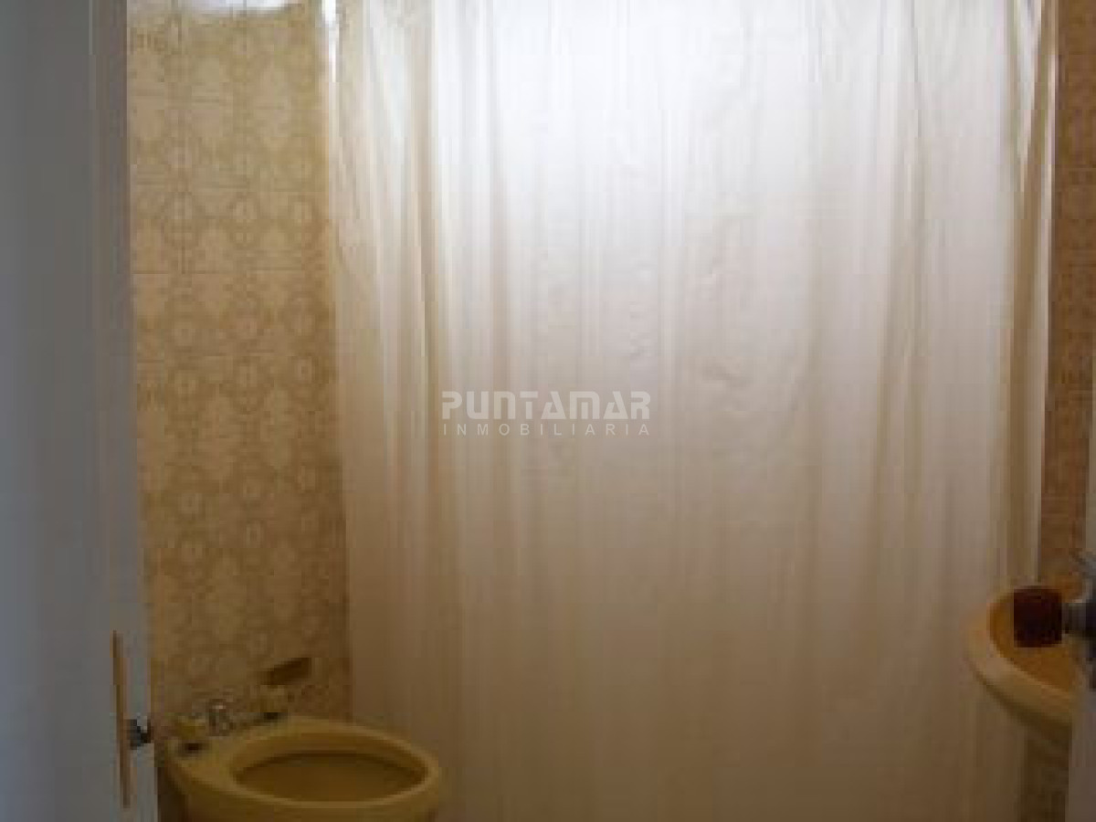 Apartamento ID.3001 - APARTAMENTO EN ALQUILER , CERCA DE PLAYAS Y SHOPPING , DOS DORMITORIOS Y MEDIO , TERRAZA Y COCHERA.