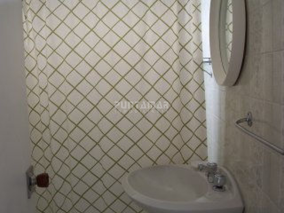 Apartamento ID.3001 - APARTAMENTO EN ALQUILER , CERCA DE PLAYAS Y SHOPPING , DOS DORMITORIOS Y MEDIO , TERRAZA Y COCHERA.