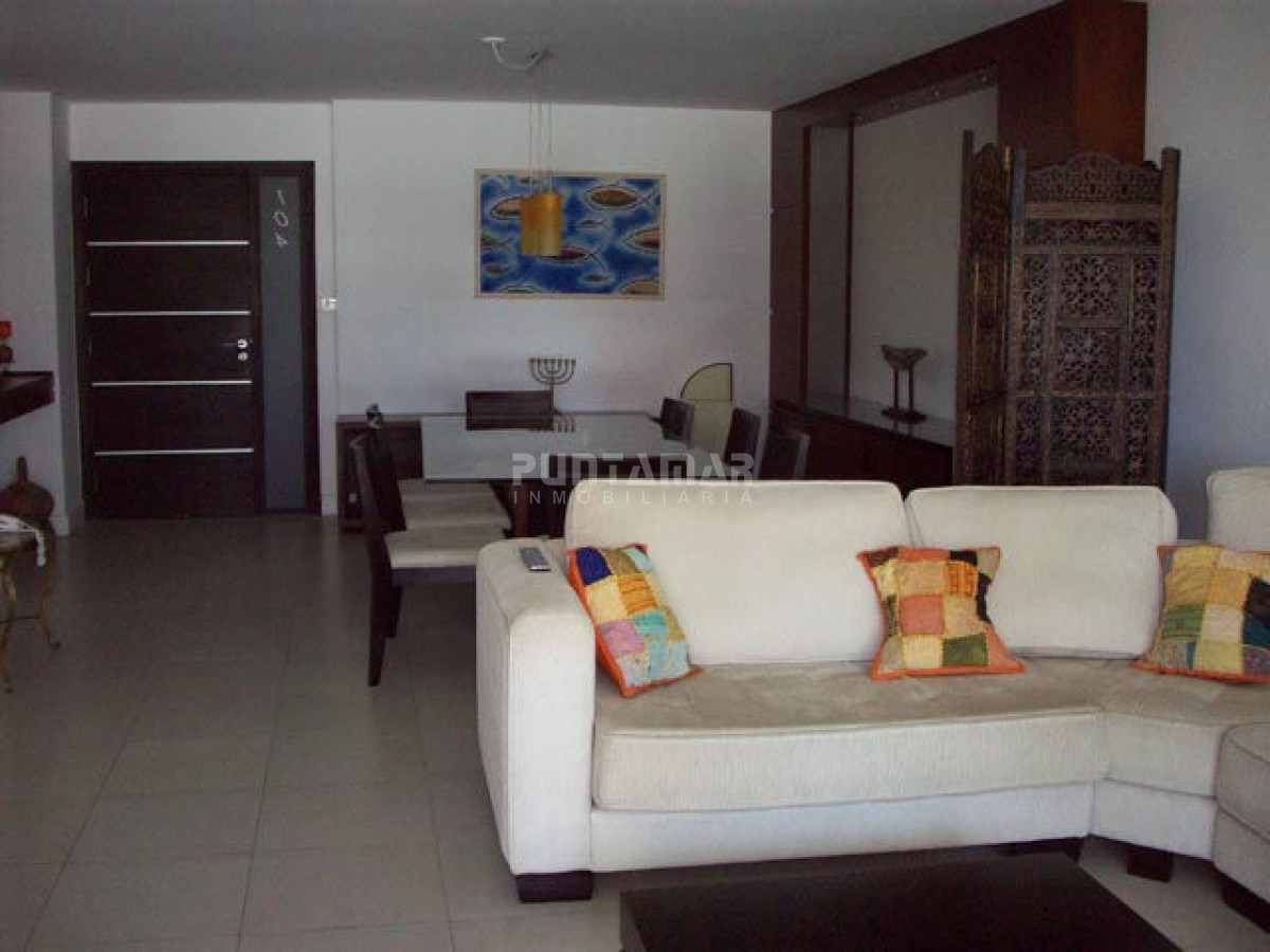 Apartamento ID.9072 - AMPLIO APARTAMENTO DE TRES DORMITORIOS Y DOS BAÑOS, CON TERRAZA Y PARRILLERO PROPIO A PASOS DE PLAYA BRAVA.