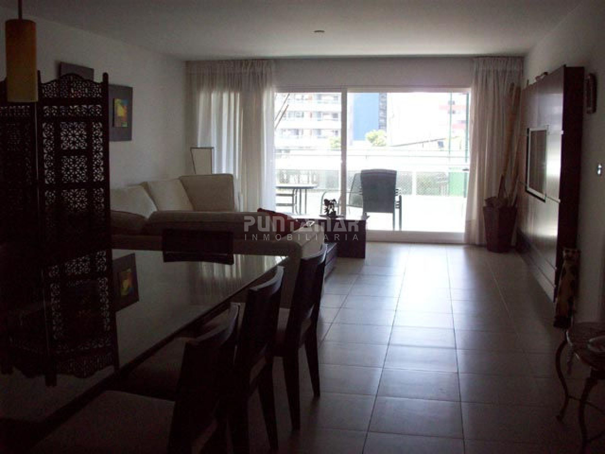 Apartamento ID.9072 - AMPLIO APARTAMENTO DE TRES DORMITORIOS Y DOS BAÑOS, CON TERRAZA Y PARRILLERO PROPIO A PASOS DE PLAYA BRAVA.