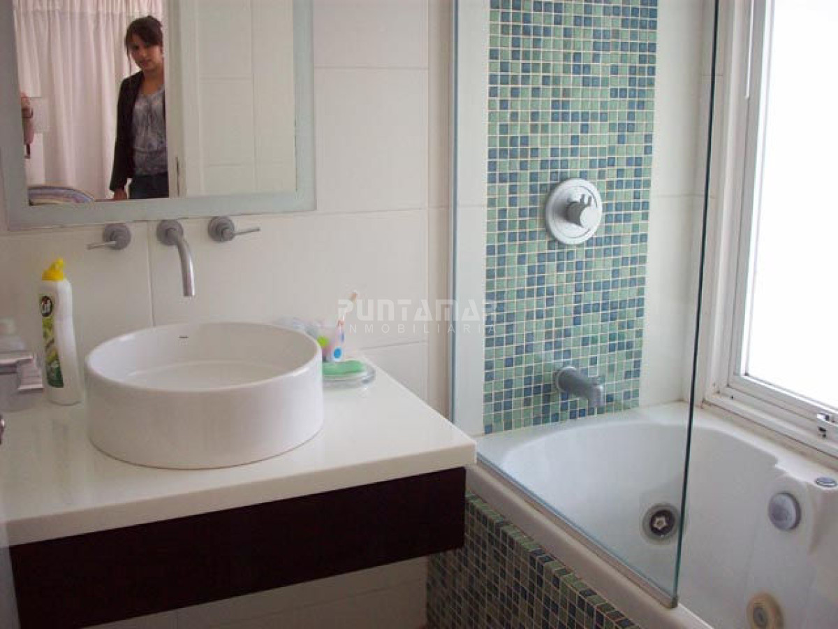 Apartamento ID.9072 - AMPLIO APARTAMENTO DE TRES DORMITORIOS Y DOS BAÑOS, CON TERRAZA Y PARRILLERO PROPIO A PASOS DE PLAYA BRAVA.