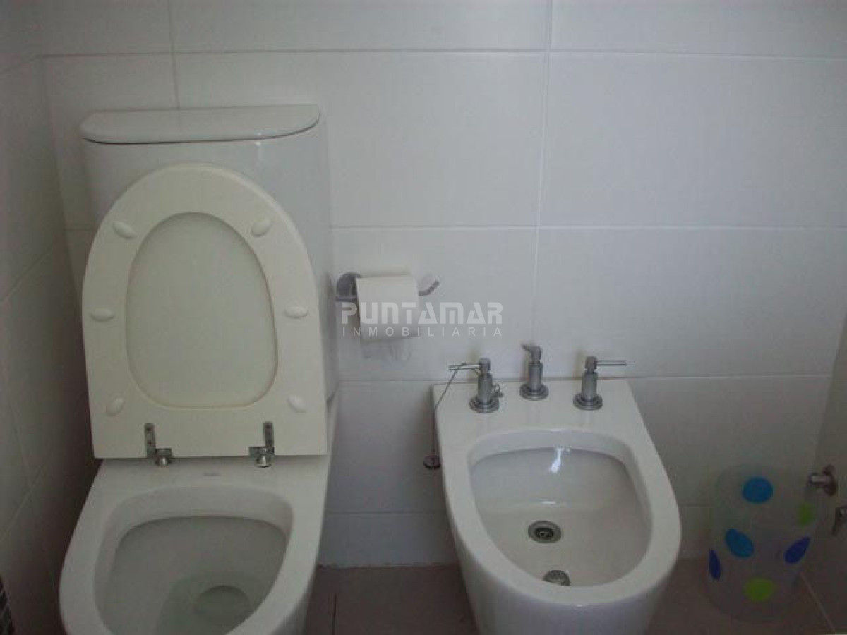 Apartamento ID.9072 - AMPLIO APARTAMENTO DE TRES DORMITORIOS Y DOS BAÑOS, CON TERRAZA Y PARRILLERO PROPIO A PASOS DE PLAYA BRAVA.