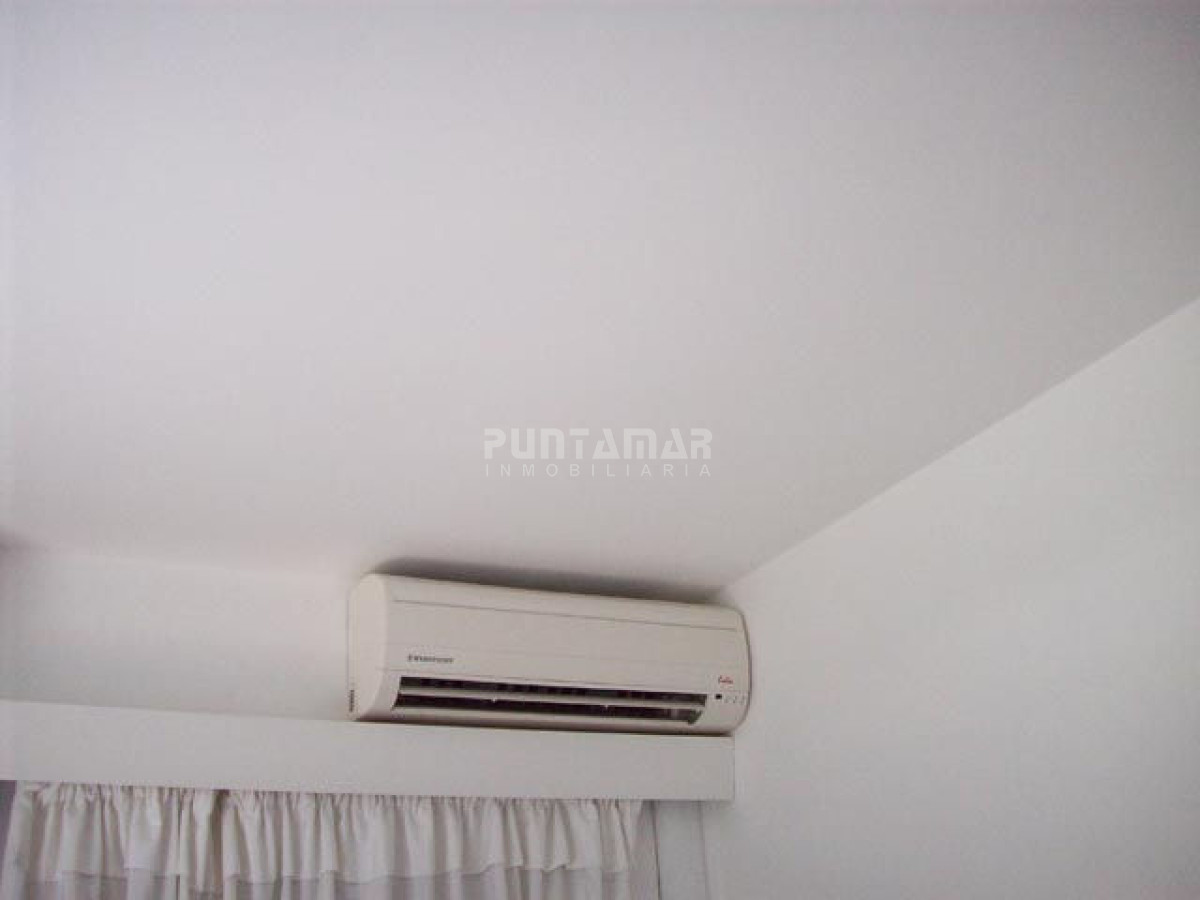 Apartamento ID.9072 - AMPLIO APARTAMENTO DE TRES DORMITORIOS Y DOS BAÑOS, CON TERRAZA Y PARRILLERO PROPIO A PASOS DE PLAYA BRAVA.