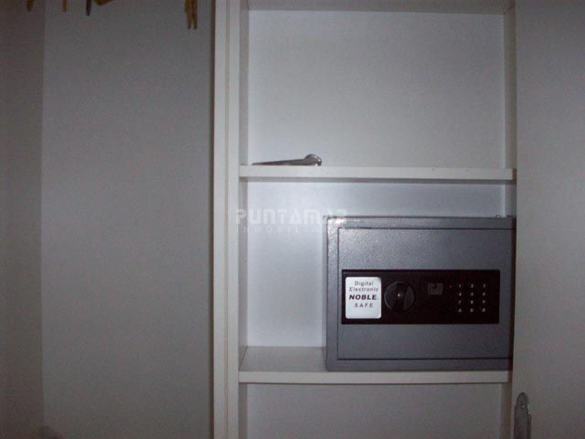Apartamento ID.9072 - AMPLIO APARTAMENTO DE TRES DORMITORIOS Y DOS BAÑOS, CON TERRAZA Y PARRILLERO PROPIO A PASOS DE PLAYA BRAVA.