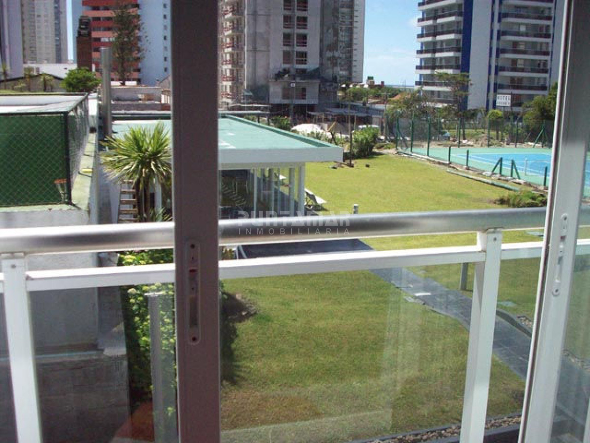 Apartamento ID.9072 - AMPLIO APARTAMENTO DE TRES DORMITORIOS Y DOS BAÑOS, CON TERRAZA Y PARRILLERO PROPIO A PASOS DE PLAYA BRAVA.