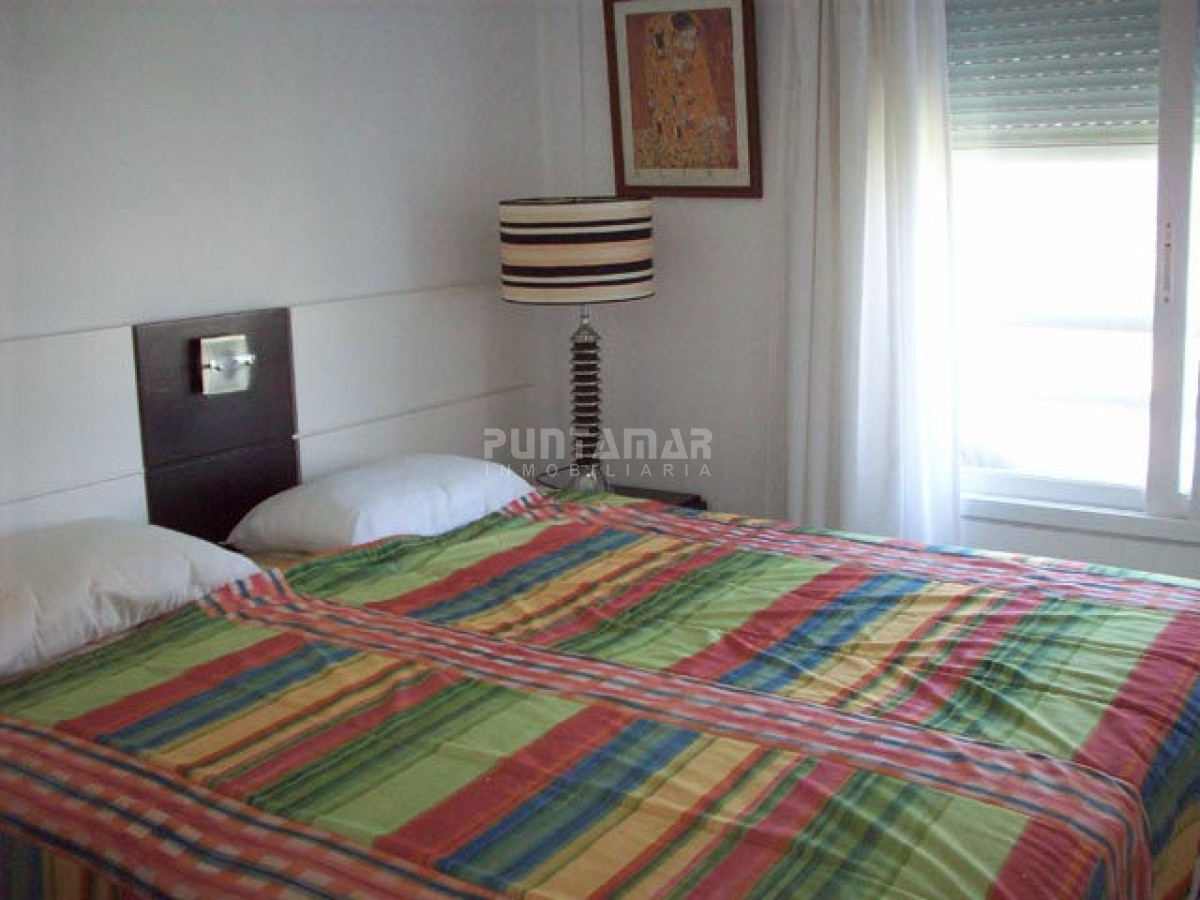 Apartamento ID.9072 - AMPLIO APARTAMENTO DE TRES DORMITORIOS Y DOS BAÑOS, CON TERRAZA Y PARRILLERO PROPIO A PASOS DE PLAYA BRAVA.