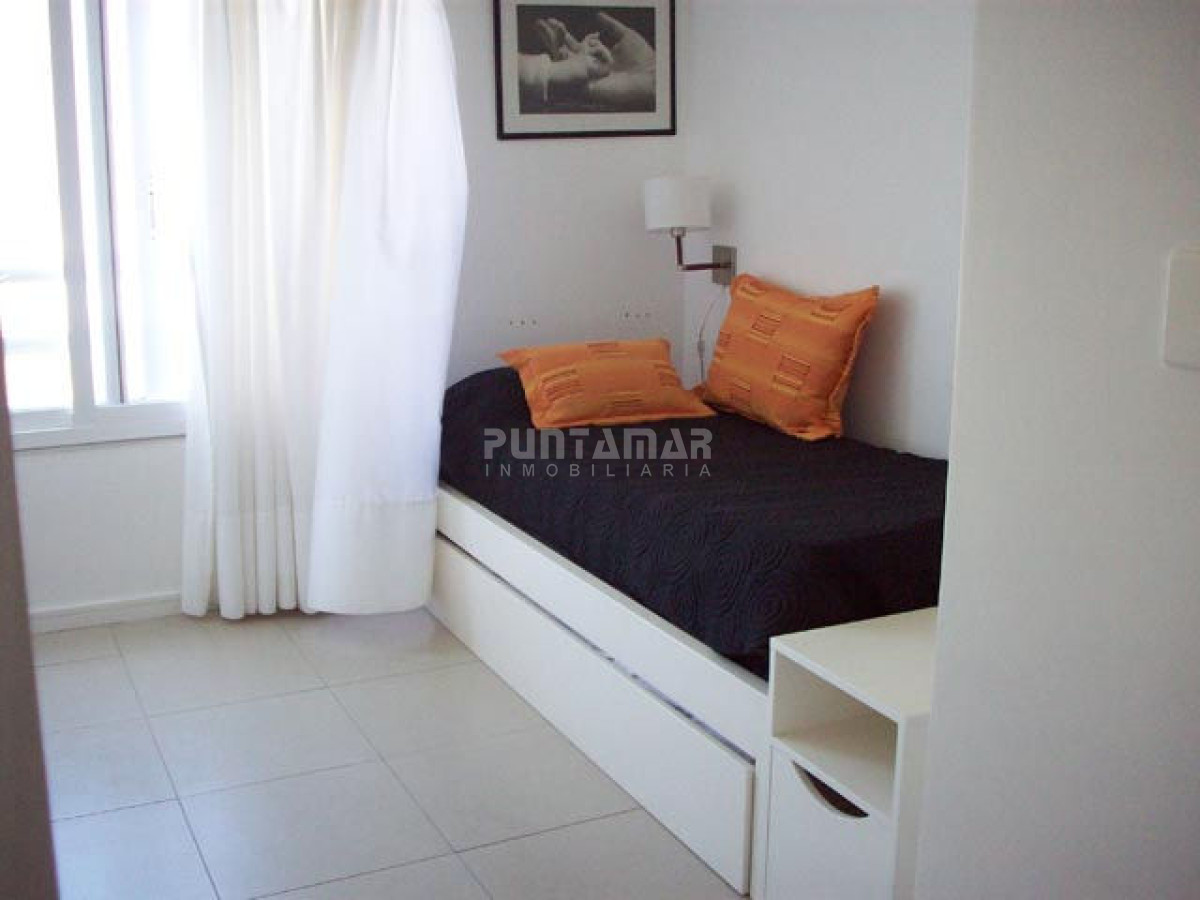 Apartamento ID.9072 - AMPLIO APARTAMENTO DE TRES DORMITORIOS Y DOS BAÑOS, CON TERRAZA Y PARRILLERO PROPIO A PASOS DE PLAYA BRAVA.