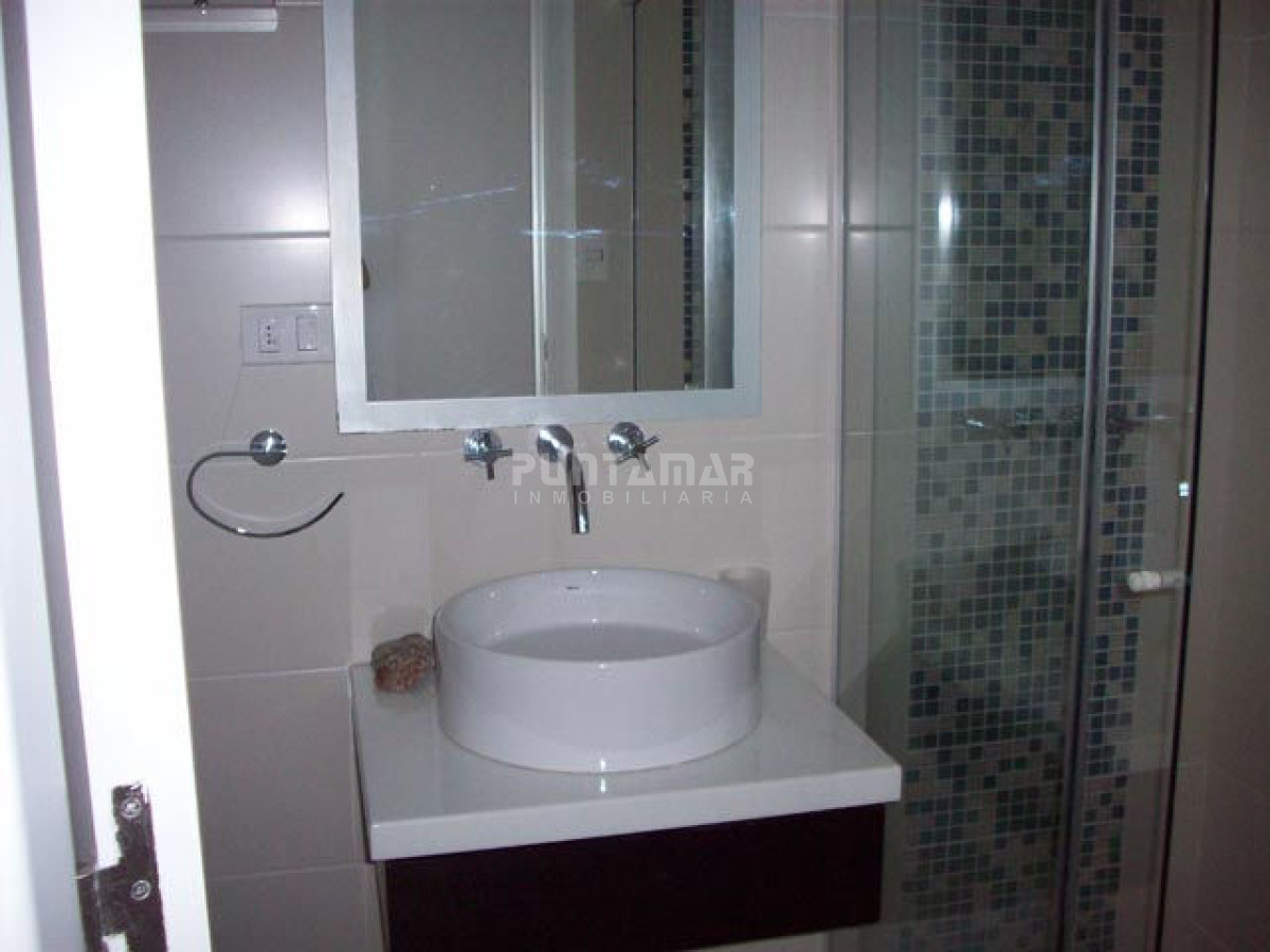 Apartamento ID.9072 - AMPLIO APARTAMENTO DE TRES DORMITORIOS Y DOS BAÑOS, CON TERRAZA Y PARRILLERO PROPIO A PASOS DE PLAYA BRAVA.
