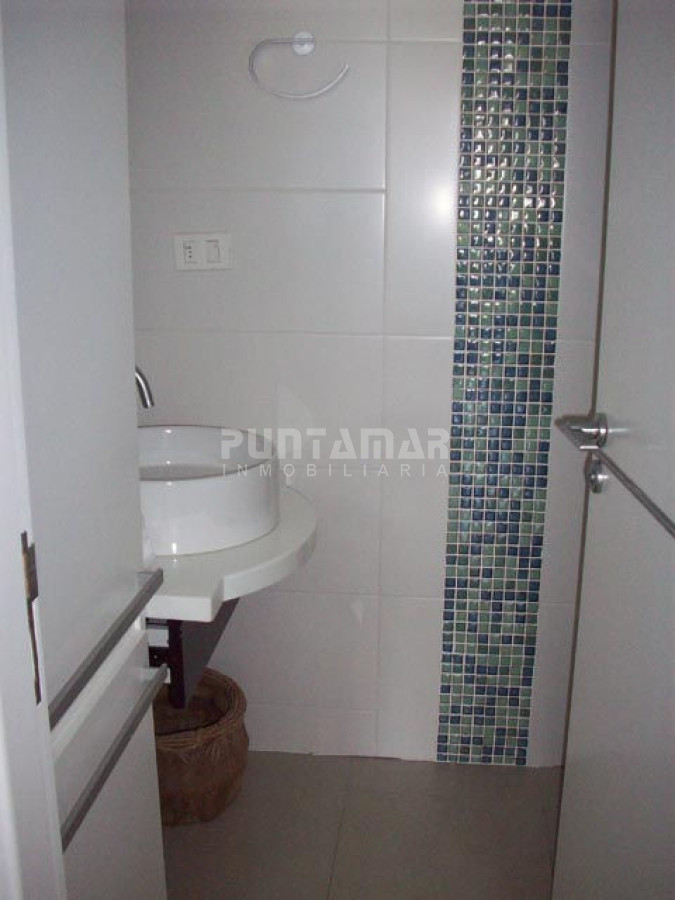 Apartamento ID.9072 - AMPLIO APARTAMENTO DE TRES DORMITORIOS Y DOS BAÑOS, CON TERRAZA Y PARRILLERO PROPIO A PASOS DE PLAYA BRAVA.