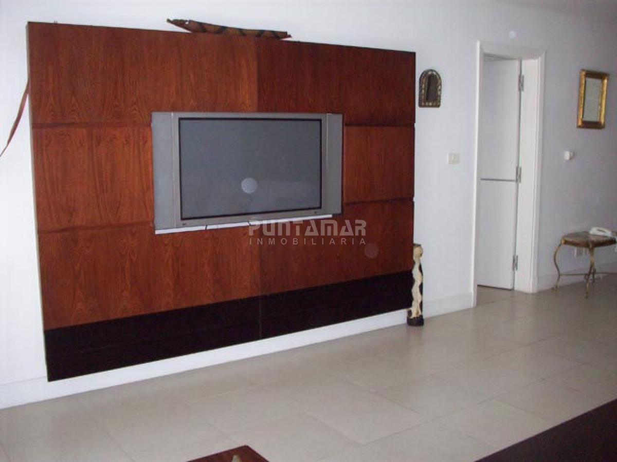 Apartamento ID.9072 - AMPLIO APARTAMENTO DE TRES DORMITORIOS Y DOS BAÑOS, CON TERRAZA Y PARRILLERO PROPIO A PASOS DE PLAYA BRAVA.
