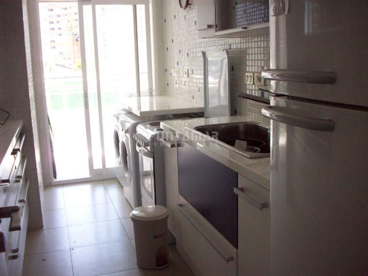 Apartamento ID.9072 - AMPLIO APARTAMENTO DE TRES DORMITORIOS Y DOS BAÑOS, CON TERRAZA Y PARRILLERO PROPIO A PASOS DE PLAYA BRAVA.