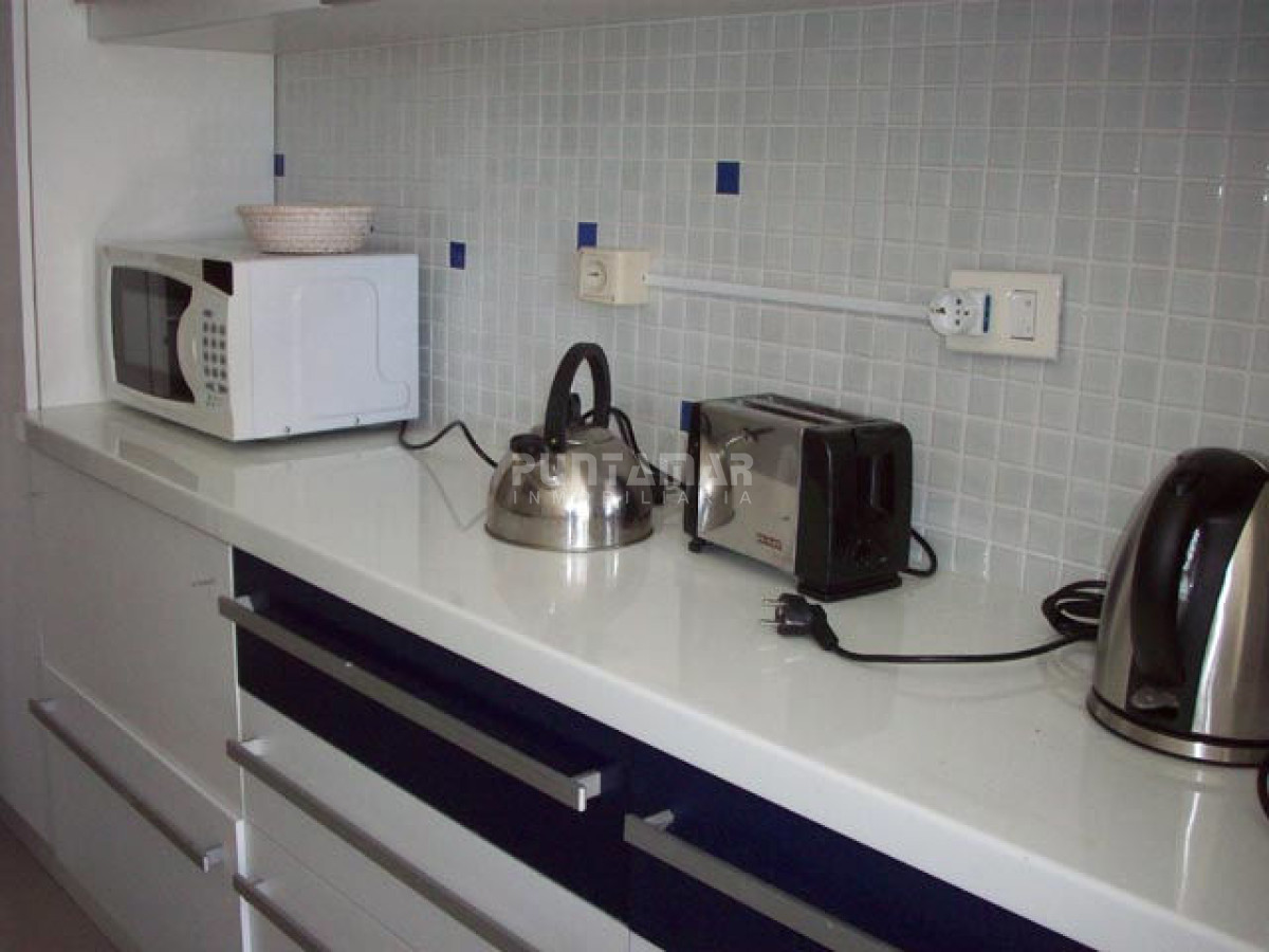 Apartamento ID.9072 - AMPLIO APARTAMENTO DE TRES DORMITORIOS Y DOS BAÑOS, CON TERRAZA Y PARRILLERO PROPIO A PASOS DE PLAYA BRAVA.