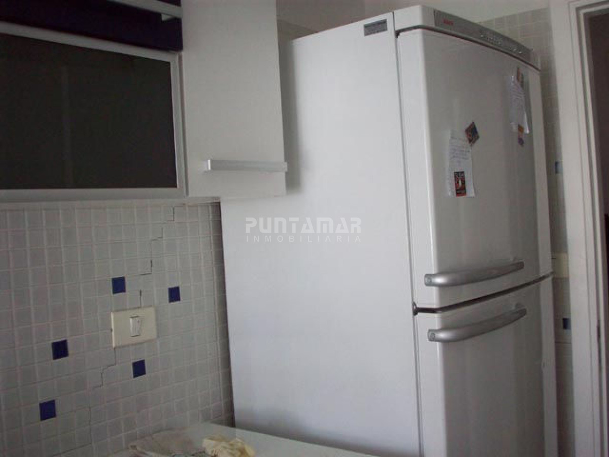 Apartamento ID.9072 - AMPLIO APARTAMENTO DE TRES DORMITORIOS Y DOS BAÑOS, CON TERRAZA Y PARRILLERO PROPIO A PASOS DE PLAYA BRAVA.