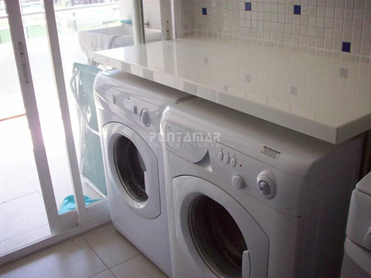 Apartamento ID.9072 - AMPLIO APARTAMENTO DE TRES DORMITORIOS Y DOS BAÑOS, CON TERRAZA Y PARRILLERO PROPIO A PASOS DE PLAYA BRAVA.