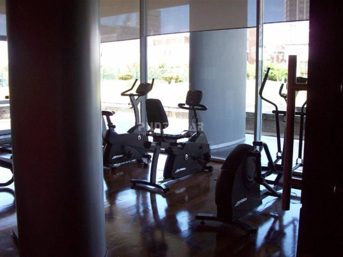 Apartamento ID.9072 - AMPLIO APARTAMENTO DE TRES DORMITORIOS Y DOS BAÑOS, CON TERRAZA Y PARRILLERO PROPIO A PASOS DE PLAYA BRAVA.
