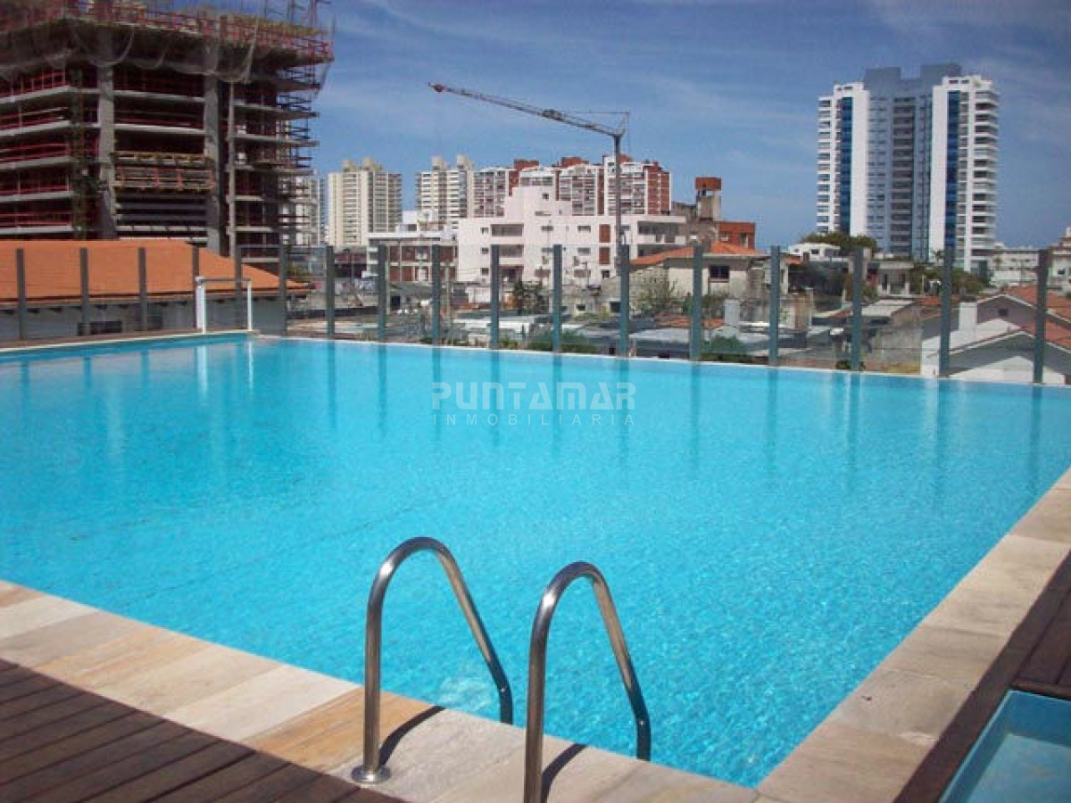 Apartamento ID.9072 - AMPLIO APARTAMENTO DE TRES DORMITORIOS Y DOS BAÑOS, CON TERRAZA Y PARRILLERO PROPIO A PASOS DE PLAYA BRAVA.