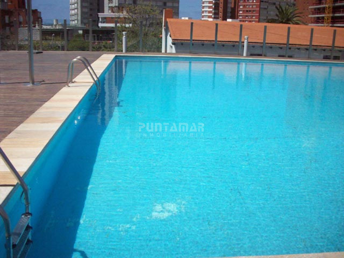 Apartamento ID.9072 - AMPLIO APARTAMENTO DE TRES DORMITORIOS Y DOS BAÑOS, CON TERRAZA Y PARRILLERO PROPIO A PASOS DE PLAYA BRAVA.