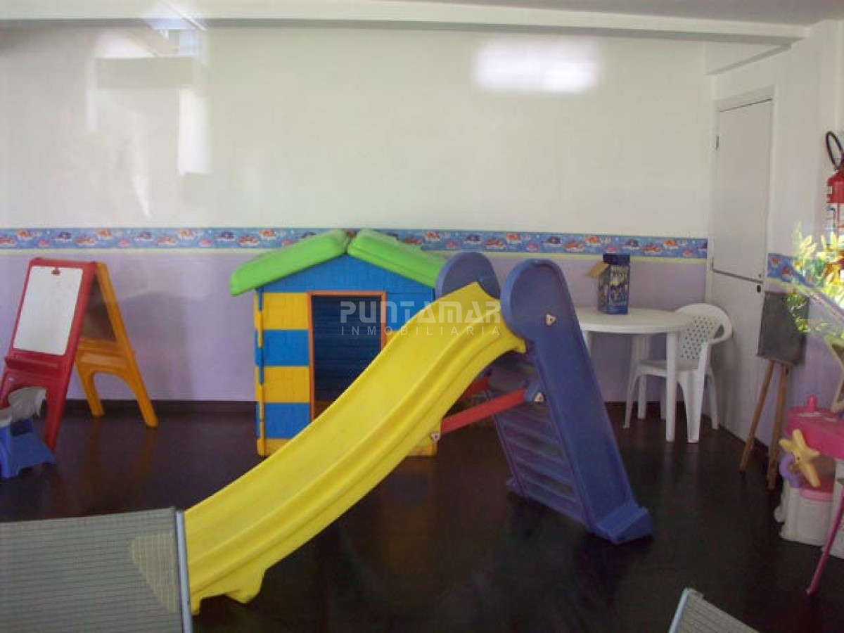 Apartamento ID.9072 - AMPLIO APARTAMENTO DE TRES DORMITORIOS Y DOS BAÑOS, CON TERRAZA Y PARRILLERO PROPIO A PASOS DE PLAYA BRAVA.