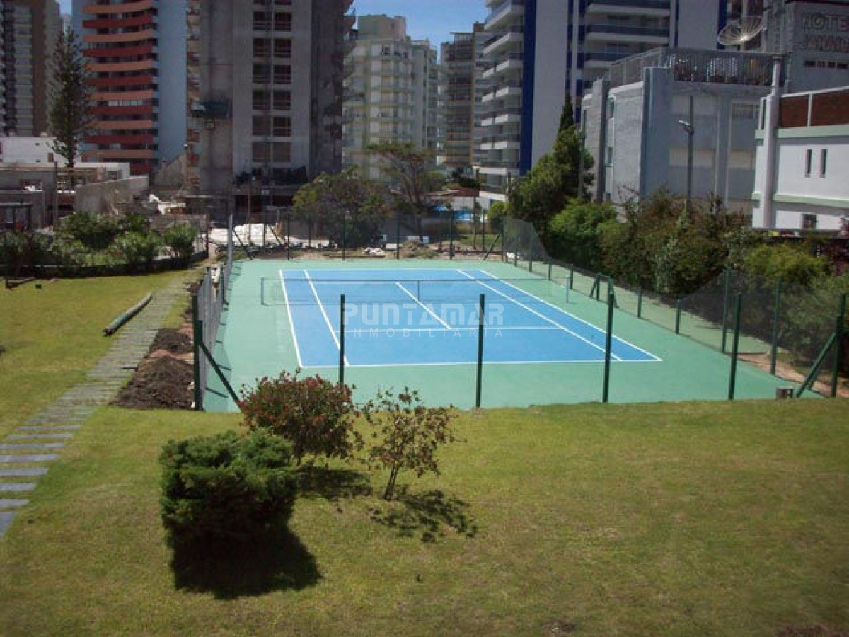 Apartamento ID.9072 - AMPLIO APARTAMENTO DE TRES DORMITORIOS Y DOS BAÑOS, CON TERRAZA Y PARRILLERO PROPIO A PASOS DE PLAYA BRAVA.