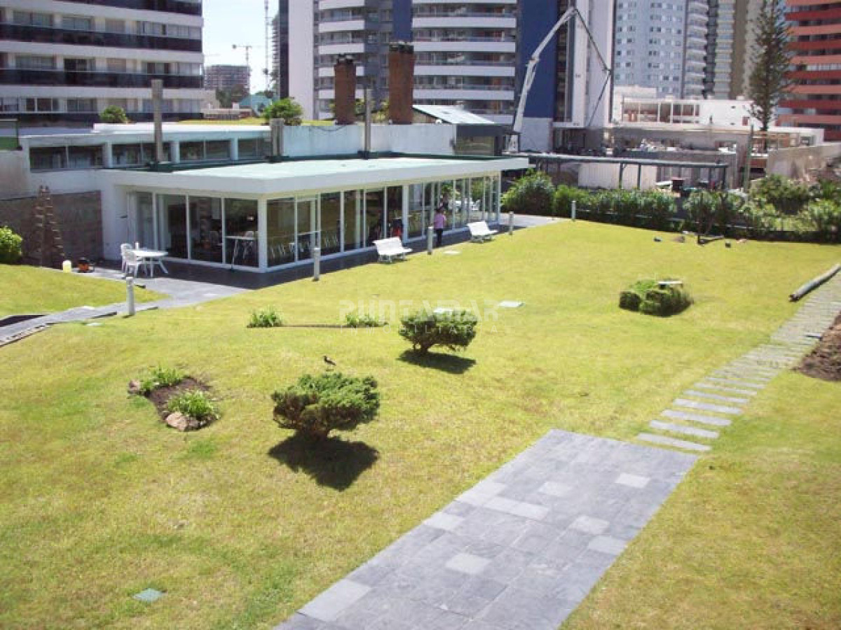 Apartamento ID.9072 - AMPLIO APARTAMENTO DE TRES DORMITORIOS Y DOS BAÑOS, CON TERRAZA Y PARRILLERO PROPIO A PASOS DE PLAYA BRAVA.