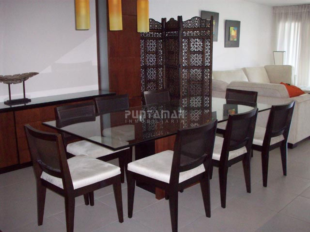 Apartamento ID.9072 - AMPLIO APARTAMENTO DE TRES DORMITORIOS Y DOS BAÑOS, CON TERRAZA Y PARRILLERO PROPIO A PASOS DE PLAYA BRAVA.