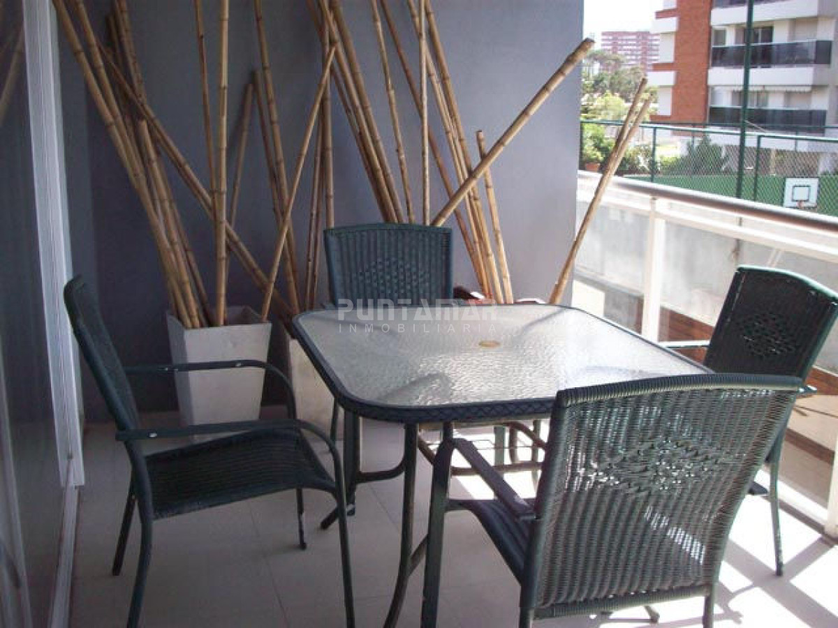 Apartamento ID.9072 - AMPLIO APARTAMENTO DE TRES DORMITORIOS Y DOS BAÑOS, CON TERRAZA Y PARRILLERO PROPIO A PASOS DE PLAYA BRAVA.