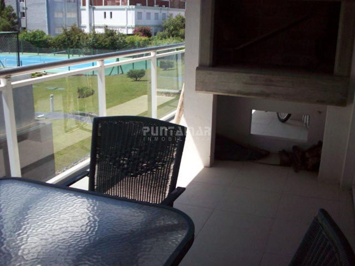 Apartamento ID.9072 - AMPLIO APARTAMENTO DE TRES DORMITORIOS Y DOS BAÑOS, CON TERRAZA Y PARRILLERO PROPIO A PASOS DE PLAYA BRAVA.