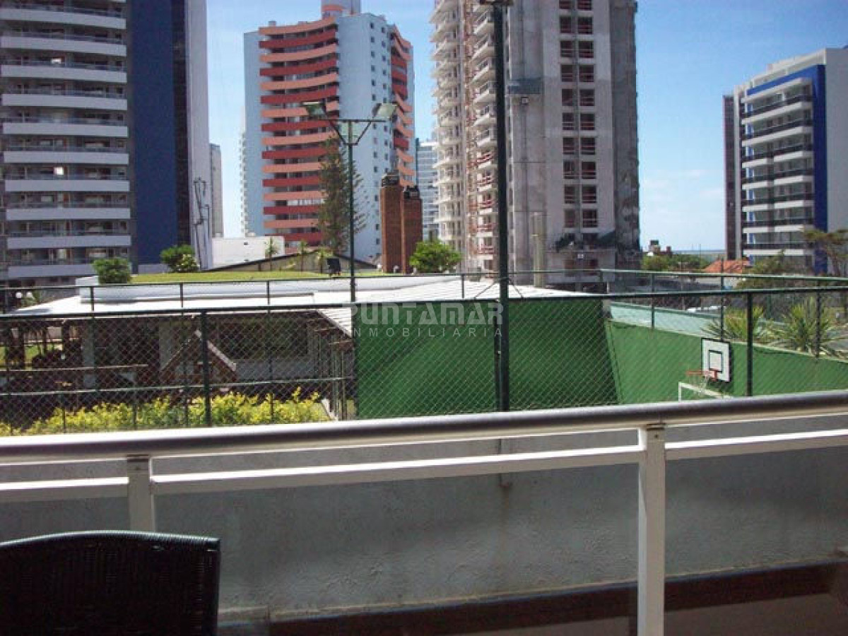 Apartamento ID.9072 - AMPLIO APARTAMENTO DE TRES DORMITORIOS Y DOS BAÑOS, CON TERRAZA Y PARRILLERO PROPIO A PASOS DE PLAYA BRAVA.