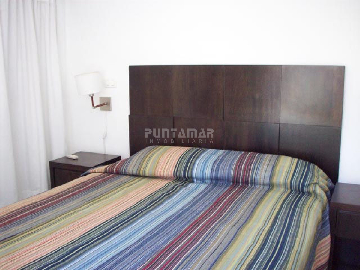 Apartamento ID.9072 - AMPLIO APARTAMENTO DE TRES DORMITORIOS Y DOS BAÑOS, CON TERRAZA Y PARRILLERO PROPIO A PASOS DE PLAYA BRAVA.