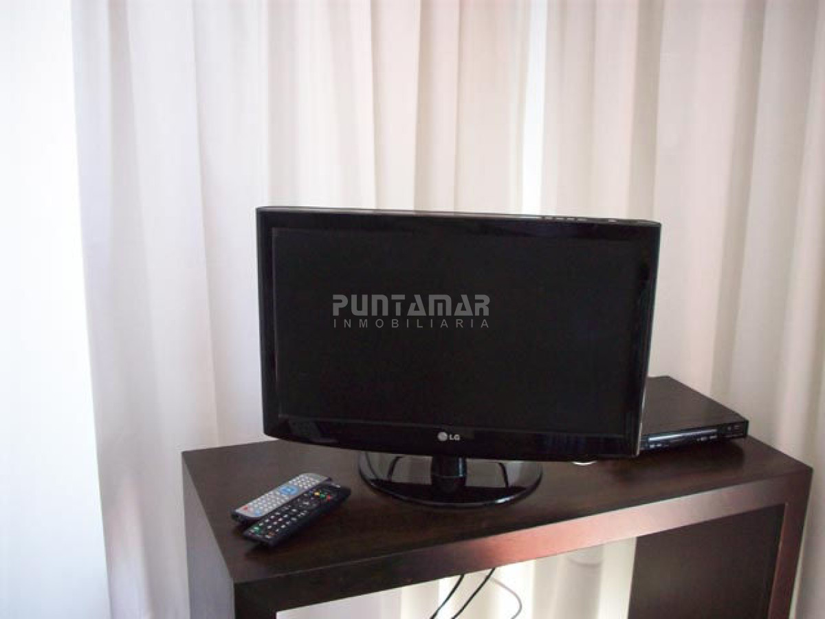 Apartamento ID.9072 - AMPLIO APARTAMENTO DE TRES DORMITORIOS Y DOS BAÑOS, CON TERRAZA Y PARRILLERO PROPIO A PASOS DE PLAYA BRAVA.