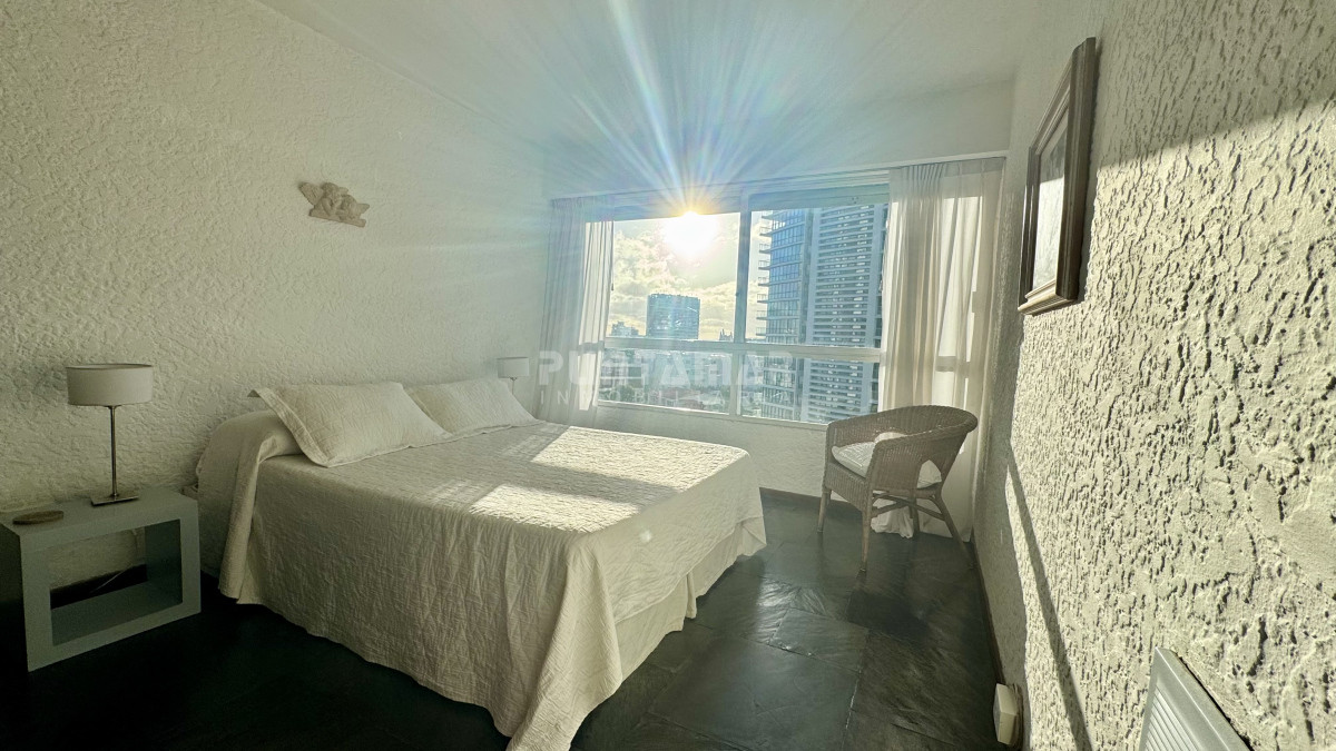 Apartamento ID.213542 - HERMOSO APARTAMENTO DE 1 DORMITORIO PRIMERA AL MAR LINEA EN PUNTA DEL ESTE 