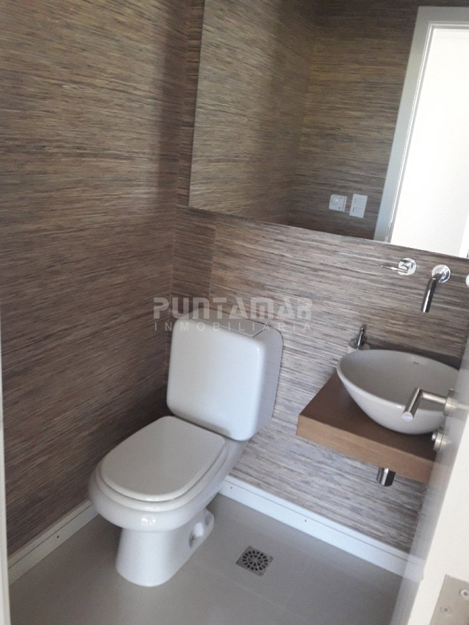 Apartamento ID.211707 - DUPLEX DE TRES DORMITORIOS, DOS TERRAZAS AMPLIAS , UNA DE ELLAS CON PARRILLERO PROPIO, UBICADO EN ZONA DE PLAYA BRAVA A METROS DEL MAR