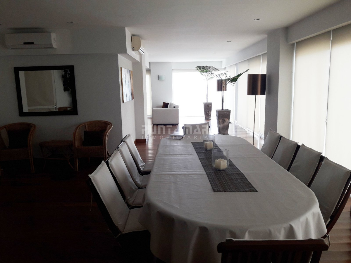Apartamento ID.211700 - DIVINO PENTHOUSE SOBRE LA PLAYA BRAVA FRENTE AL MAR, TERRAZA DE USO EXCLUSIVO CON UN LIVING COMEDOR AMPLIO Y PARRILLERO PROPIO