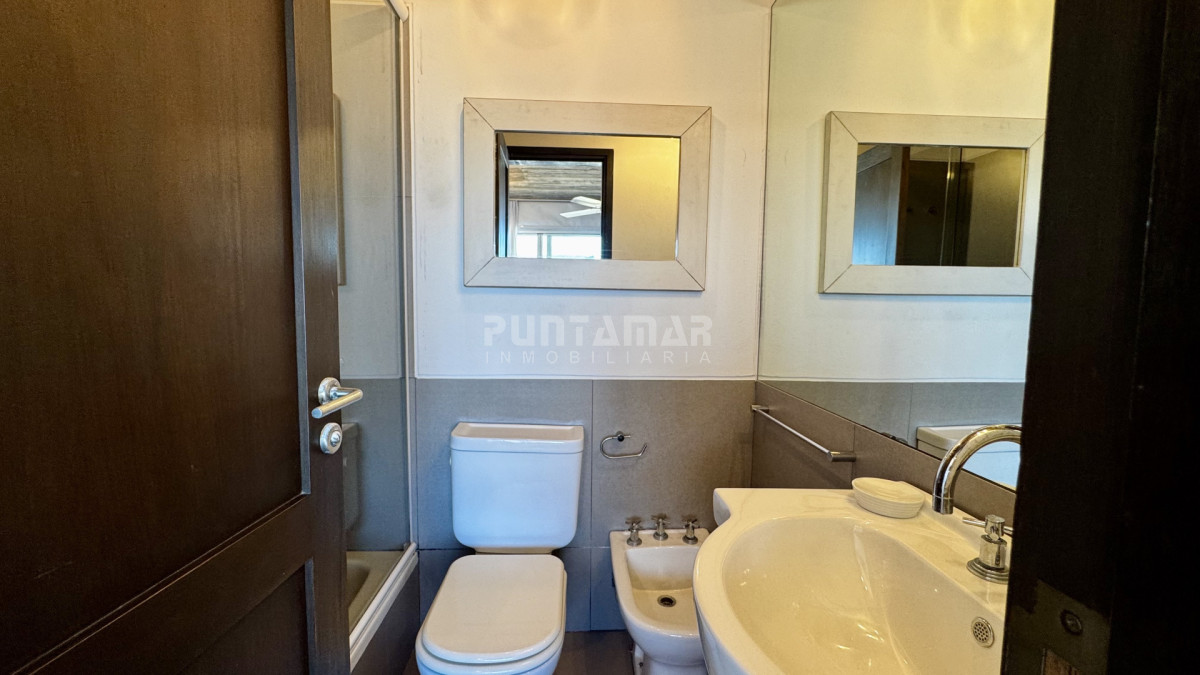 Apartamento ID.213853 - ALQUILER HERMOSO TRIPLEX CON VISTA AL MAR EN LA BARRA