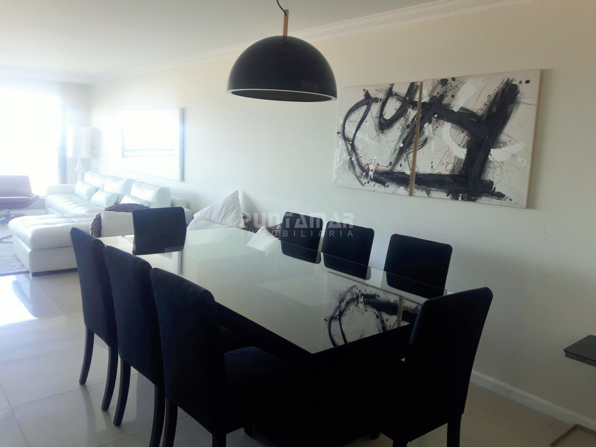 Apartamento ID.210213 - IMPORTANTE DEPARTAMENTO DE 3 DORMITORIOS EN SUITE CON VISTA AL MAR EN EDIFICIO DE GRAN CATEGORIA 