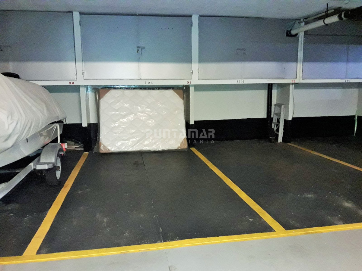 Apartamento ID.211785 - AMPLIO APARTAMENTO UBICADO EN ZONA DE PENÍNSULA, DOS DORMITORIOS , UNO EN SUITE , DOS BAÑOS , Y GARAGE