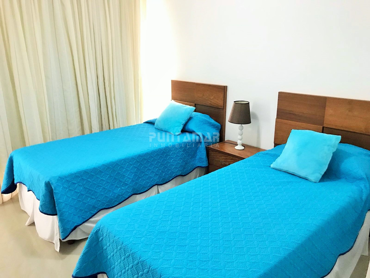 Apartamento ID.211840 - DIVINO APARTAMENTO UBICADO EN PLANTA BAJA CON TERRAZA AL PARQUE , PARRILLERO PROPIO Y  VISTA PANORAMICA HACIA LA PLAYA Y PUESTA DE SOL.