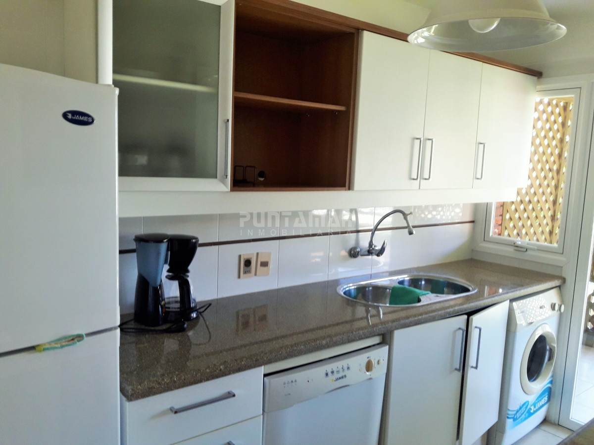 Apartamento ID.211898 - APARTAMENTO EN ALQUILER CERCA DE PLAYA BRAVA, DOS DORMITORIOS, TERRAZA COMODA CON PARRILLERO PROPIO, PISCINA DE USO COMUN , COCHERA Y PORTERIA.