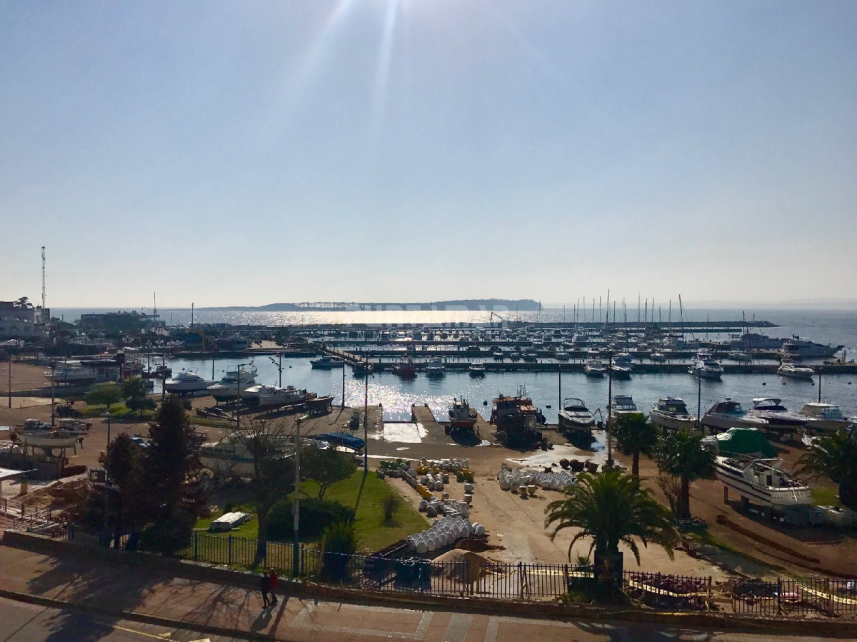 Apartamento ID.210198 - Muy bueno y amplio. Frente al puerto